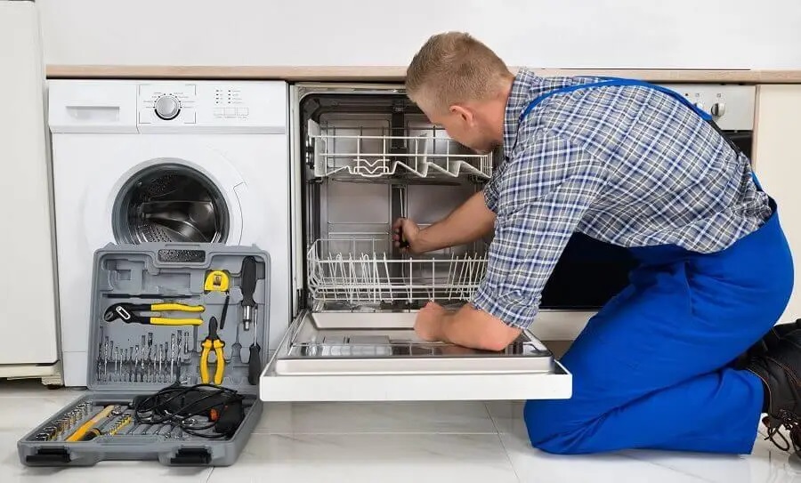 Derince Termoteknik servisi teknisyen ekibi beyaz eşya tamiri yaparken